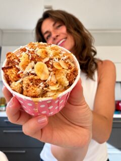 Kas sügise saabudes tekib tihedamini tahtmine haarata sooja saiakese või magusa vahepala järele 🍂🥧?

Toitumisnõustajana näen tihti, kuidas ebaregulaarne tsükkel, õhtune magusaisu, uneprobleemid ja kestev väsimus pärinevad osaliselt ühest ja samast kohast – veresuhkru ja insuliini liigsest kõikumisest.

Kui teha tihti kiirete süsivesikutega toidukordi, tõuseb veresuhkur ja stressihormoon kortisool kiiresti, tekitades kehas häireseisundi.

Õnneks ei tähenda hormonaalne tasakaal ja veresuhkru toetamine magustoitudest, sh süsivesikutest loobumist! Küsimus on selles, kuidas toitu kokku panna.

Need mahlased krõbeda mandlikattega õuna-kaneeli kaerajahu muffinid on näide teadlikust ja funktsionaalsest magustoidust:

✨ kaerajahu ja õunad pakuvad sooja lohutust ja kiudaineid
✨ kaneel aitab loomulikul viisil parandada insuliinitundlikkust
✨ mandli- ja kookoskate ja tervislikud rasvad aeglustavad suhkrute imendumist, hoides kõhu kauem täis ja meele rahulikumana

Sinu keha ei vaja piiranguid ega süütunnet – ta vajab toitvaid ehituskive! ❤️

🧁Tahad seda muffiniretsepti proovida?
🧁Kommenteeri KANEEL ja jagan sinuga retsepti!

🎁 Liitu bios olevalt lingilt ka minu uudiskirjaga, et saada tasuta teaduspõhiseid nõuandeid ja hormoonsõbralikke ideid!

#tervislikudretseptid #veresuhkrutasakaal